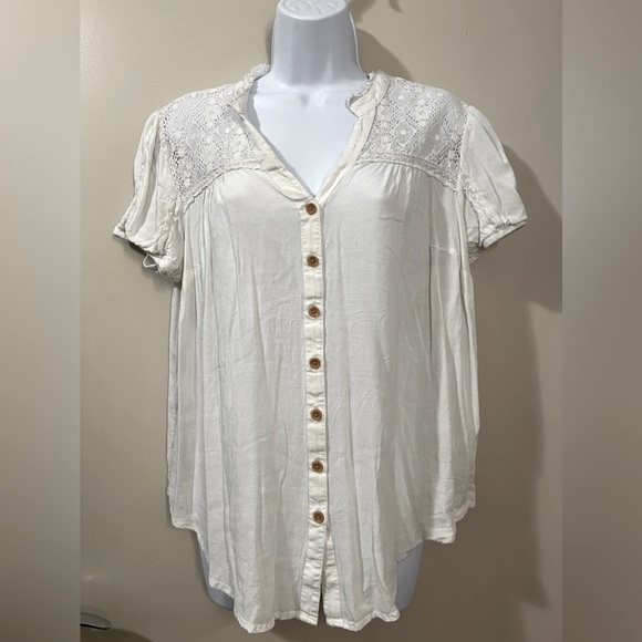 Torrid Button-Front Lace Inset Top - Picture 3 of 6